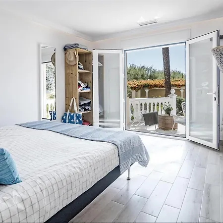 Villa Marvelous Mansion With Pool In M26