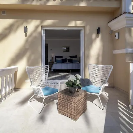 Villa Marvelous Mansion With Pool In M26