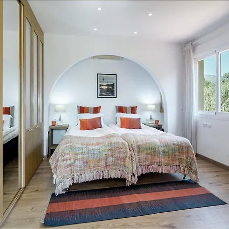 Marvelous Mansion With Pool In M26 Villa